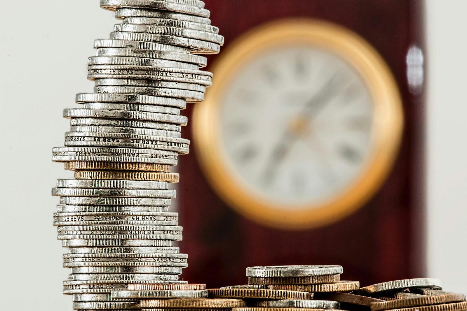 Inversion: Pila de Monedas con Relog de fondo
